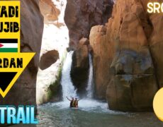 Descubre la belleza del senderismo en el Cañón de Mujib en tu próximo viaje de turismo por Jordania